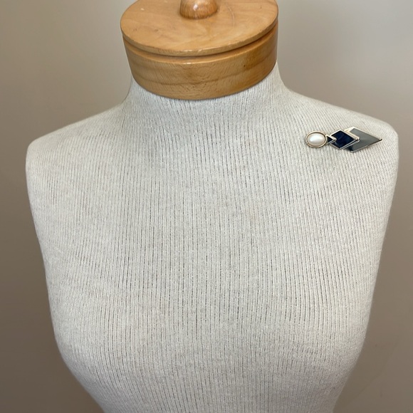 Art Deco Style Pin with Faux Oval Pearl Cabochon - Picture 9 of 14